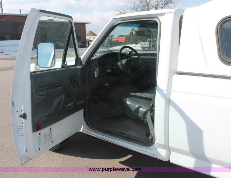 image for item E2927 1993 Ford F250 XL pickup truck