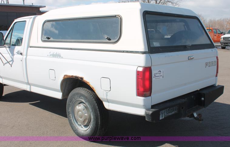 image for item E2927 1993 Ford F250 XL pickup truck