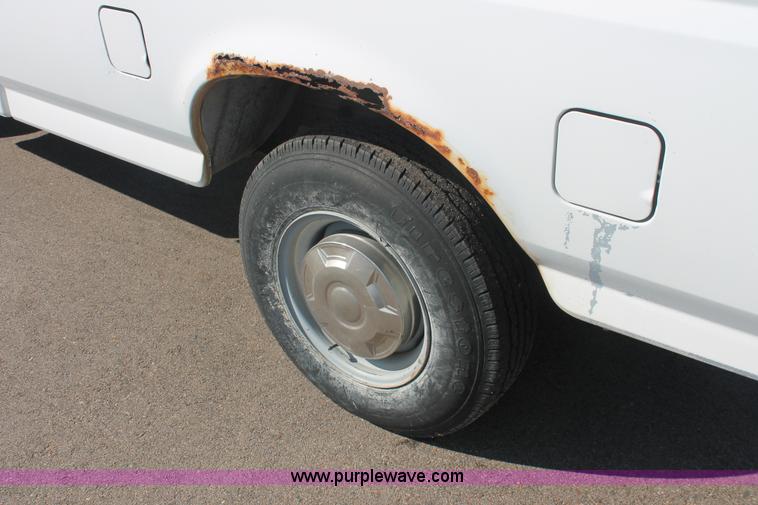 image for item E2927 1993 Ford F250 XL pickup truck