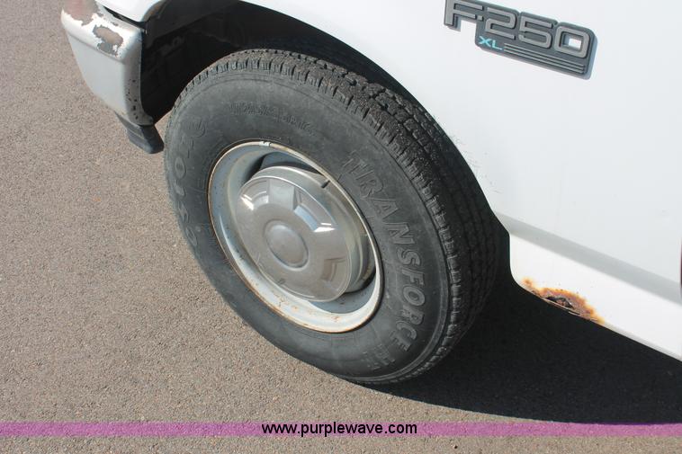 image for item E2927 1993 Ford F250 XL pickup truck