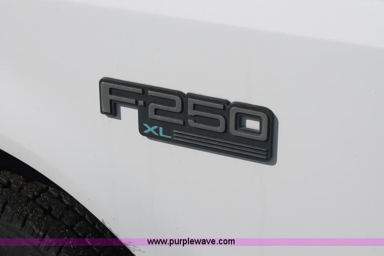 image for item E2927 1993 Ford F250 XL pickup truck
