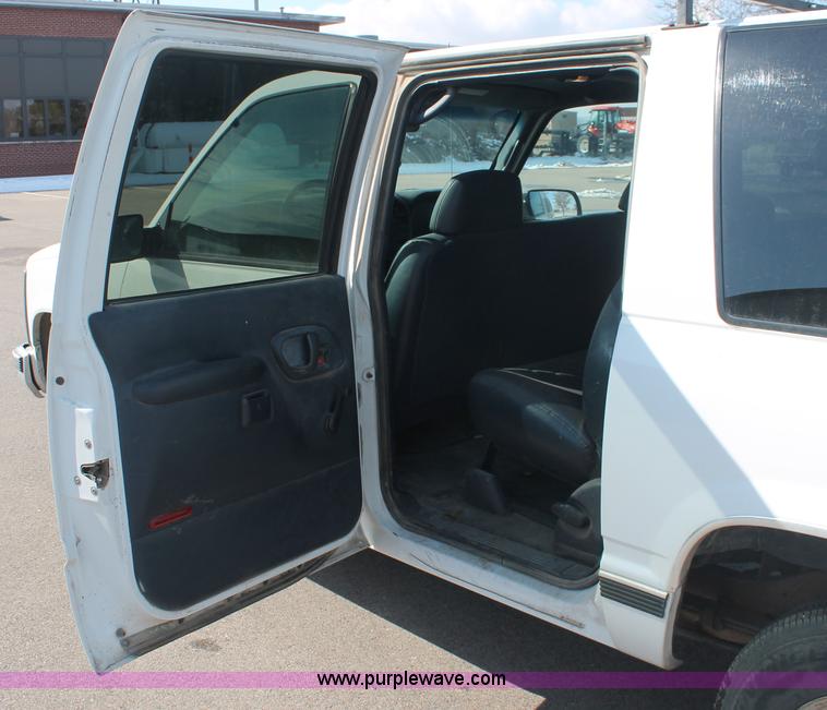 image for item E2929 1997 Chevrolet Suburban C1500 SUV