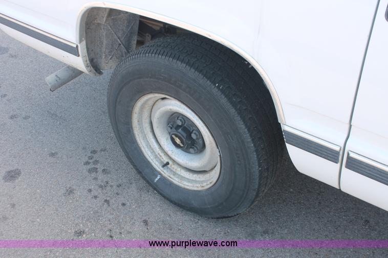 image for item E2929 1997 Chevrolet Suburban C1500 SUV