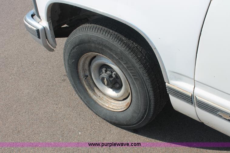 image for item E2929 1997 Chevrolet Suburban C1500 SUV
