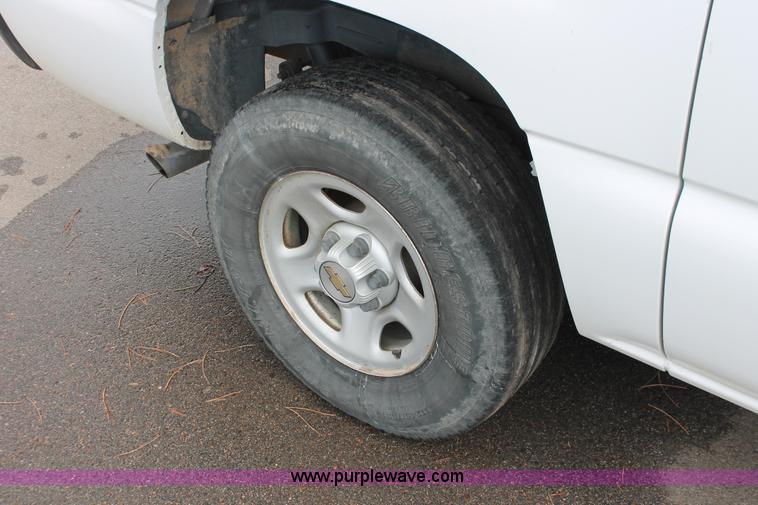 image for item E2930 2001 Chevrolet Suburban K1500 SUV