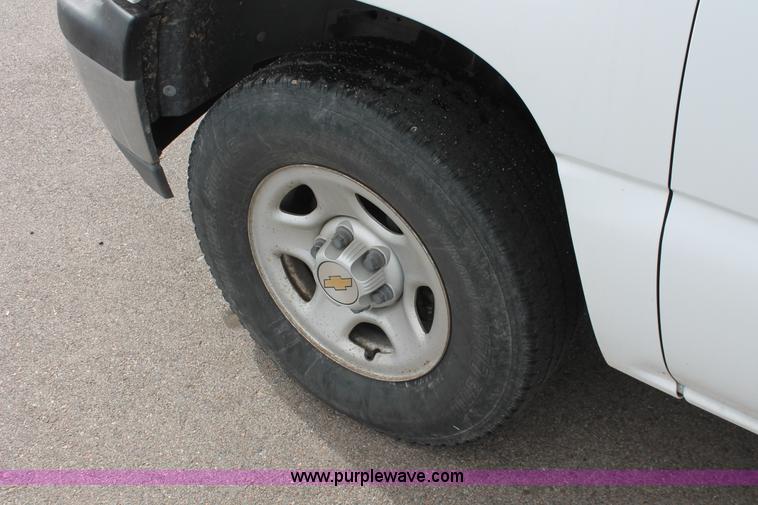 image for item E2930 2001 Chevrolet Suburban K1500 SUV