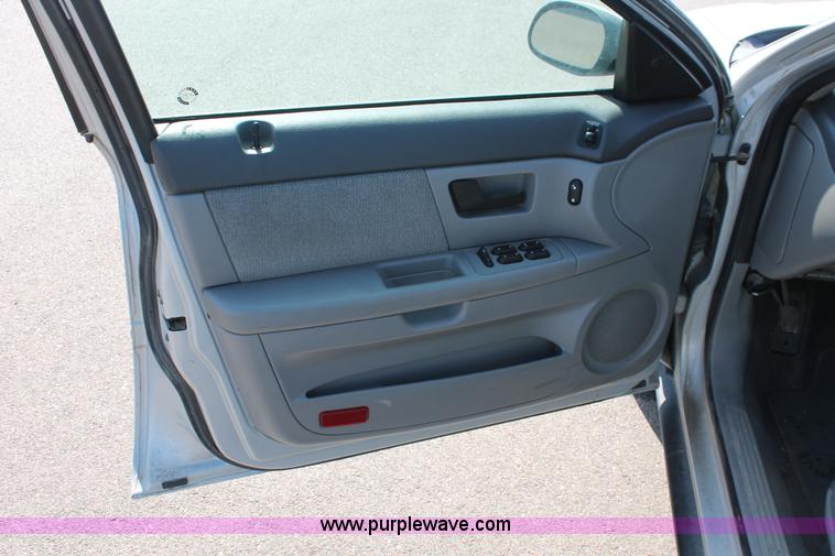 image for item E2932 2003 Ford Taurus SE