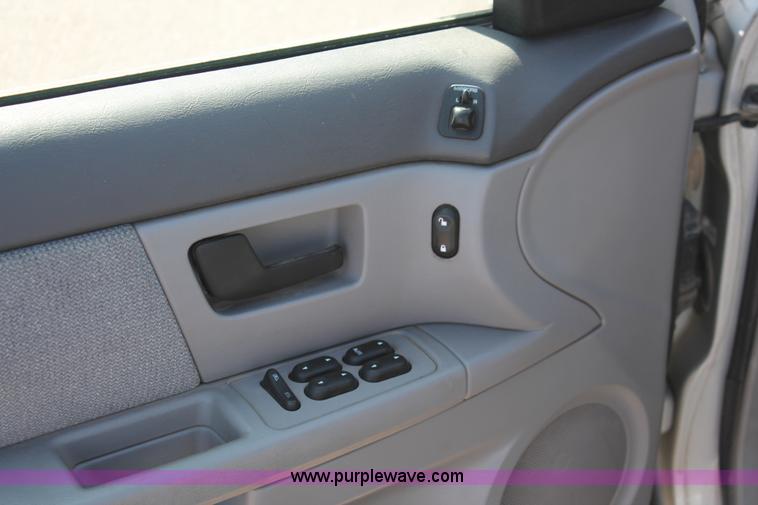 image for item E2932 2003 Ford Taurus SE