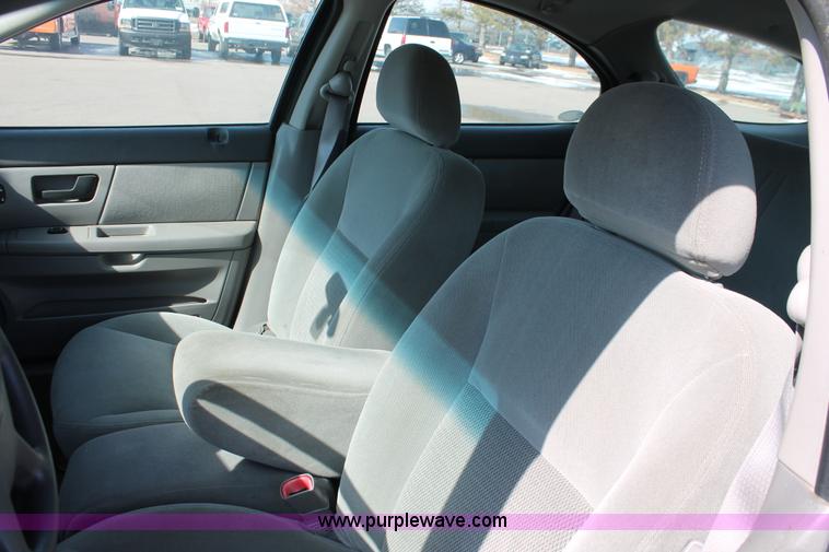 image for item E2932 2003 Ford Taurus SE