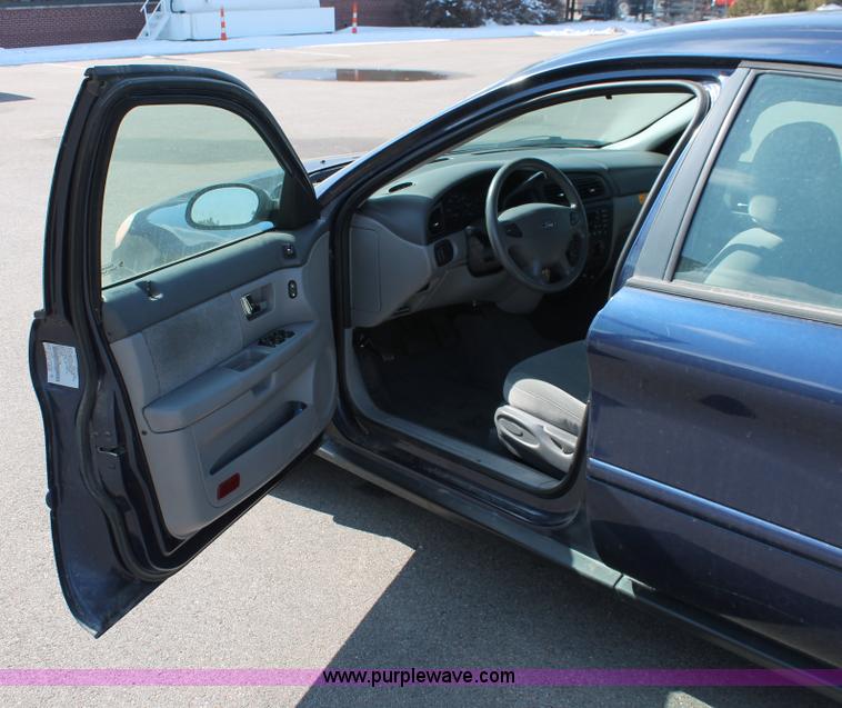 image for item E2933 2000 Ford Taurus SE