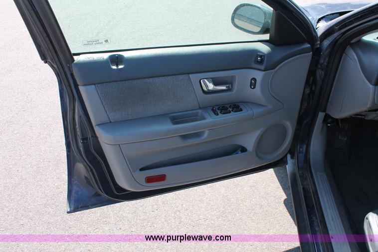 image for item E2933 2000 Ford Taurus SE
