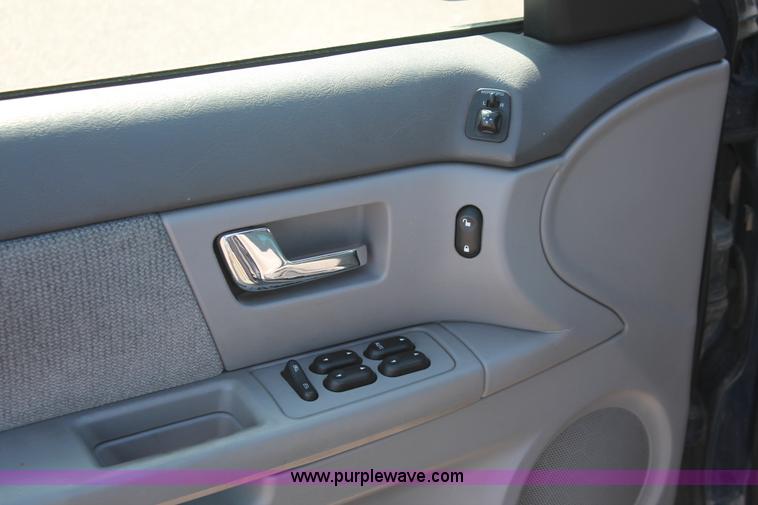 image for item E2933 2000 Ford Taurus SE