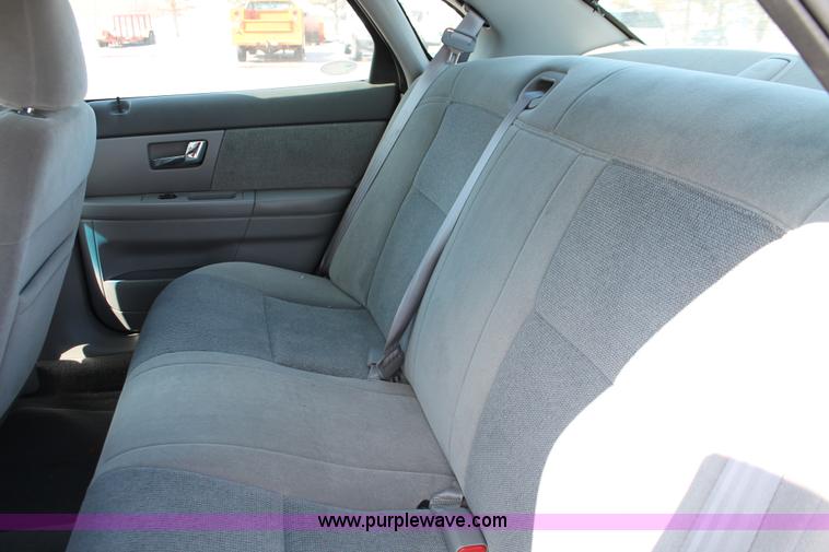 image for item E2933 2000 Ford Taurus SE