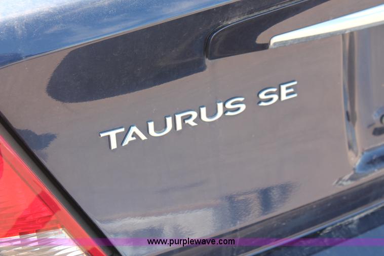 image for item E2933 2000 Ford Taurus SE