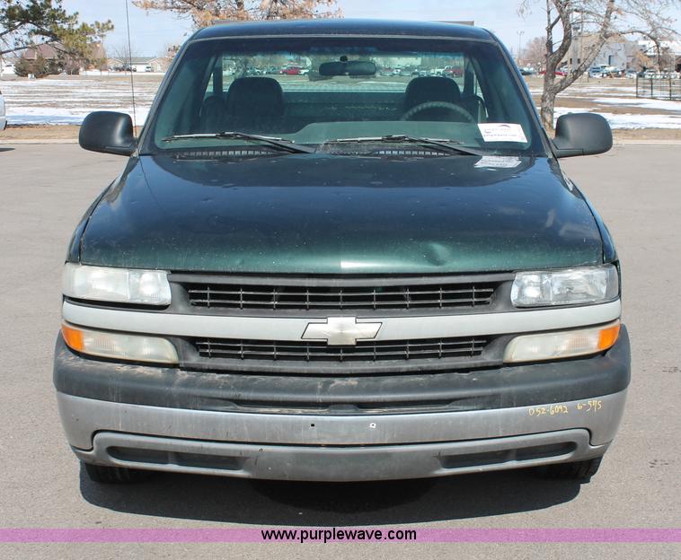 image for item E2937 2002 Chevrolet Silverado 1500 pickup truck