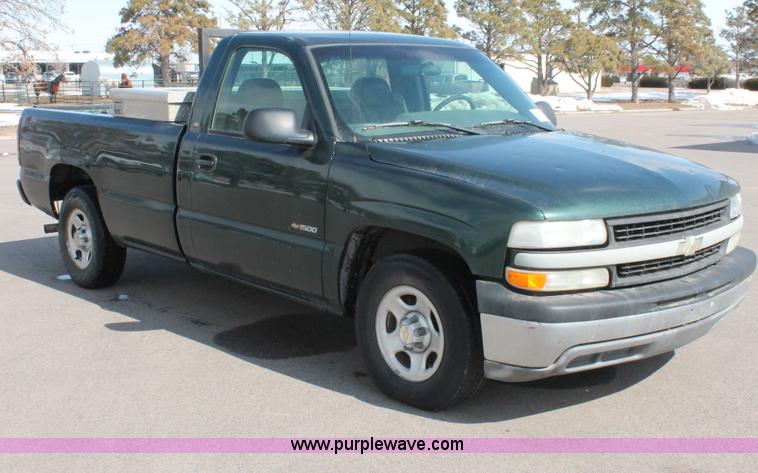 image for item E2937 2002 Chevrolet Silverado 1500 pickup truck