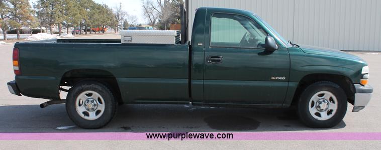 image for item E2937 2002 Chevrolet Silverado 1500 pickup truck