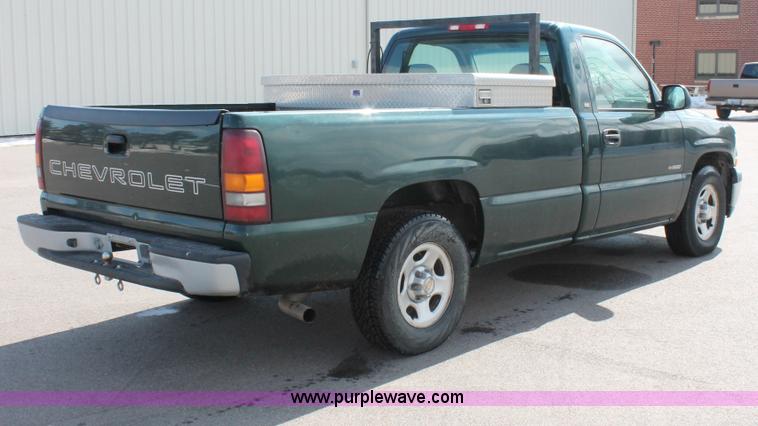image for item E2937 2002 Chevrolet Silverado 1500 pickup truck
