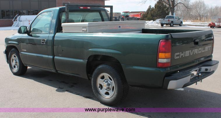 image for item E2937 2002 Chevrolet Silverado 1500 pickup truck