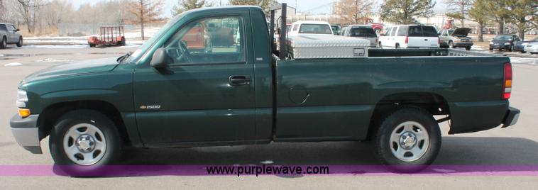 image for item E2937 2002 Chevrolet Silverado 1500 pickup truck