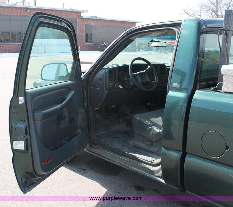 image for item E2937 2002 Chevrolet Silverado 1500 pickup truck
