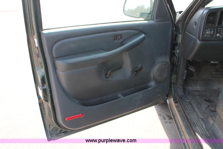 image for item E2937 2002 Chevrolet Silverado 1500 pickup truck