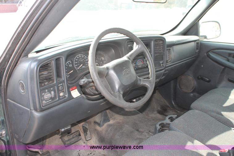 image for item E2937 2002 Chevrolet Silverado 1500 pickup truck