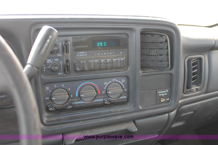 image for item E2937 2002 Chevrolet Silverado 1500 pickup truck