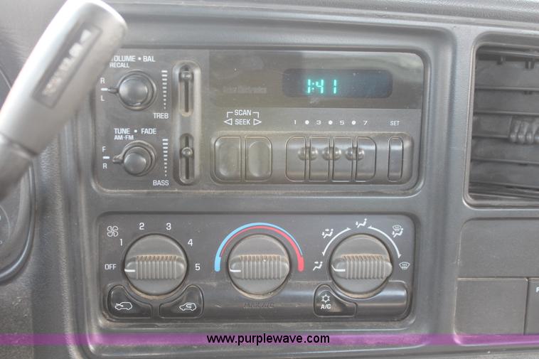 image for item E2937 2002 Chevrolet Silverado 1500 pickup truck