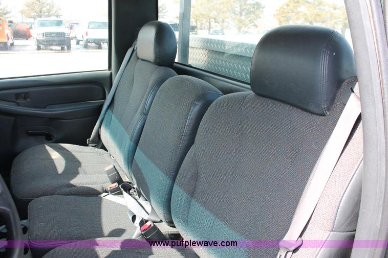 image for item E2937 2002 Chevrolet Silverado 1500 pickup truck