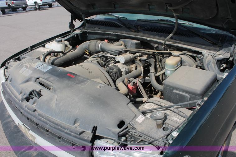 image for item E2937 2002 Chevrolet Silverado 1500 pickup truck