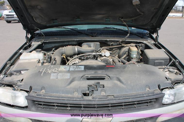 image for item E2937 2002 Chevrolet Silverado 1500 pickup truck