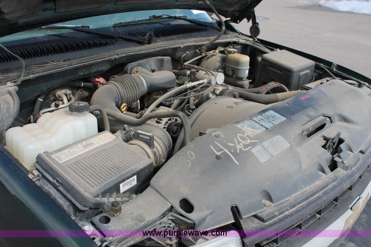 image for item E2937 2002 Chevrolet Silverado 1500 pickup truck