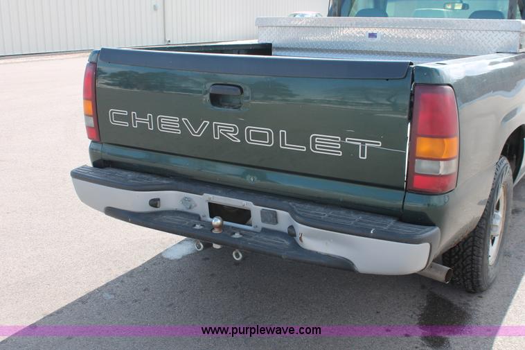 image for item E2937 2002 Chevrolet Silverado 1500 pickup truck