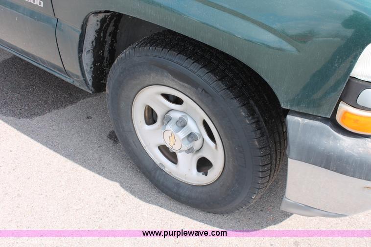 image for item E2937 2002 Chevrolet Silverado 1500 pickup truck