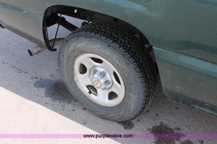 image for item E2937 2002 Chevrolet Silverado 1500 pickup truck