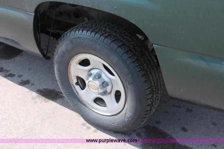 image for item E2937 2002 Chevrolet Silverado 1500 pickup truck