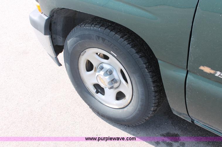 image for item E2937 2002 Chevrolet Silverado 1500 pickup truck