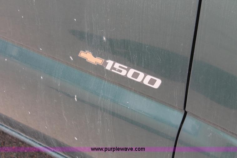image for item E2937 2002 Chevrolet Silverado 1500 pickup truck