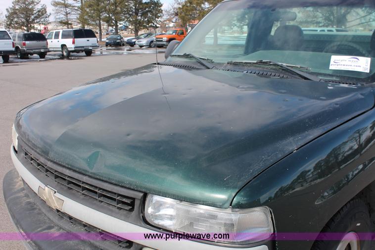 image for item E2937 2002 Chevrolet Silverado 1500 pickup truck