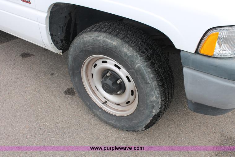 image for item E2938 2001 Dodge Ram 1500 pickup truck