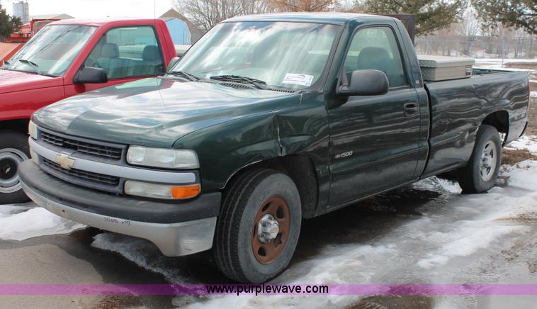 image for item E2939 2002 Chevrolet Silverado 1500 pickup truck