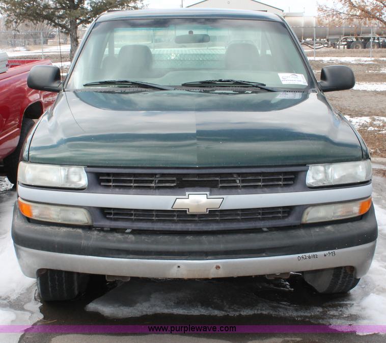 image for item E2939 2002 Chevrolet Silverado 1500 pickup truck
