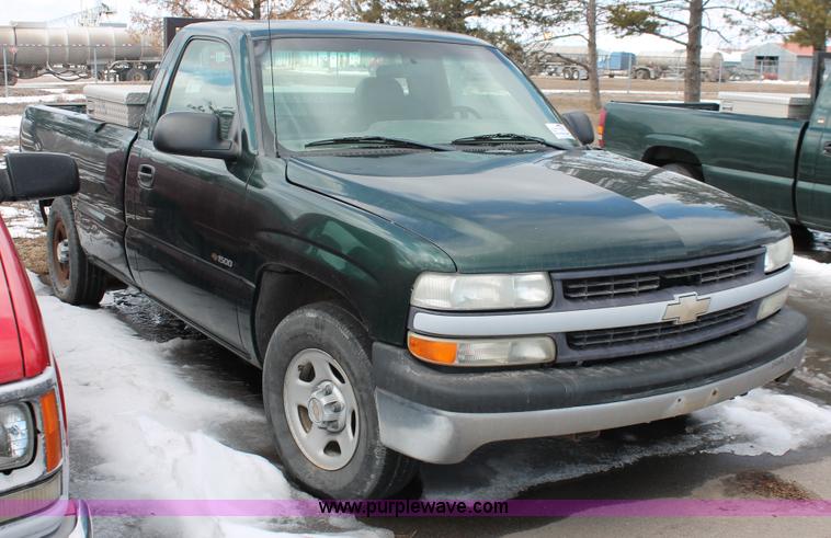 image for item E2939 2002 Chevrolet Silverado 1500 pickup truck