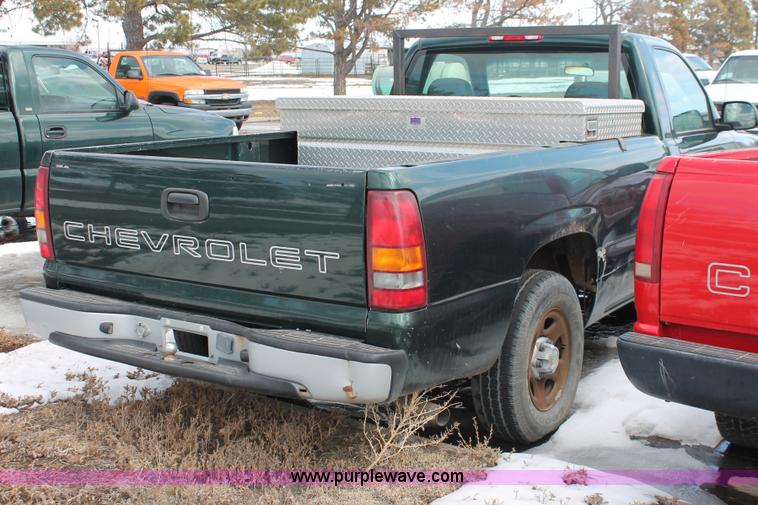 image for item E2939 2002 Chevrolet Silverado 1500 pickup truck