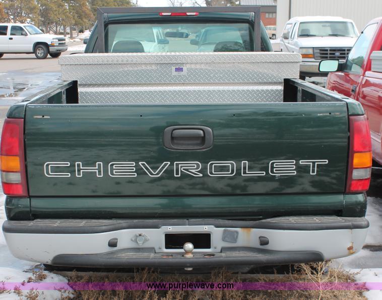 image for item E2939 2002 Chevrolet Silverado 1500 pickup truck