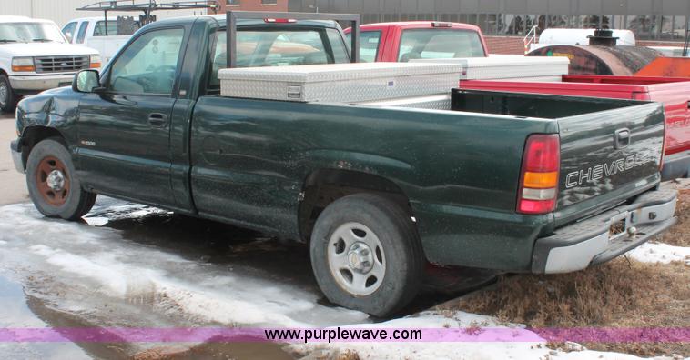 image for item E2939 2002 Chevrolet Silverado 1500 pickup truck