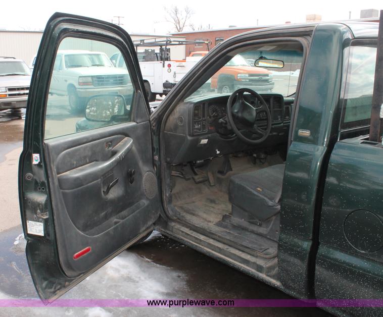 image for item E2939 2002 Chevrolet Silverado 1500 pickup truck
