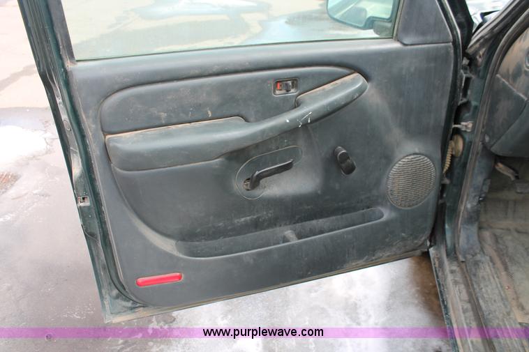 image for item E2939 2002 Chevrolet Silverado 1500 pickup truck