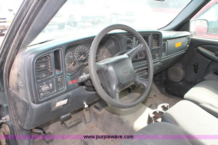 image for item E2939 2002 Chevrolet Silverado 1500 pickup truck